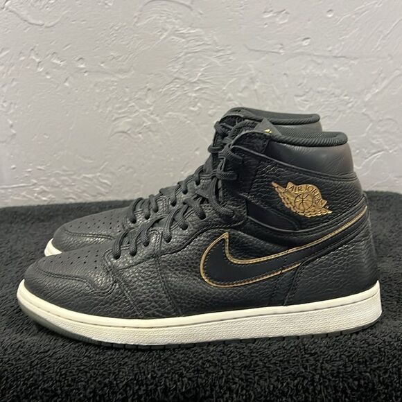 ?? NIKE AIR JORDAN 1 City Of Flight Sz 10.5  Black/Gold Basketball Shoes - EUC main image 5